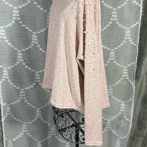 Light pink sweater w/ pearl accent shoulder size M - Picture 4 of 6